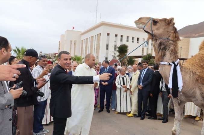 منتخبون من البام يهدون جمالا للعامل السابق لسيدي إفني بعد انتهاء مهامه على رأس الإقليم (صور)