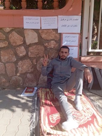 أستاذ يضرب عن الطعام أمام أكاديمية بني ملال احتجاجا على اقتطاع 'تعسفي' من أجرته
