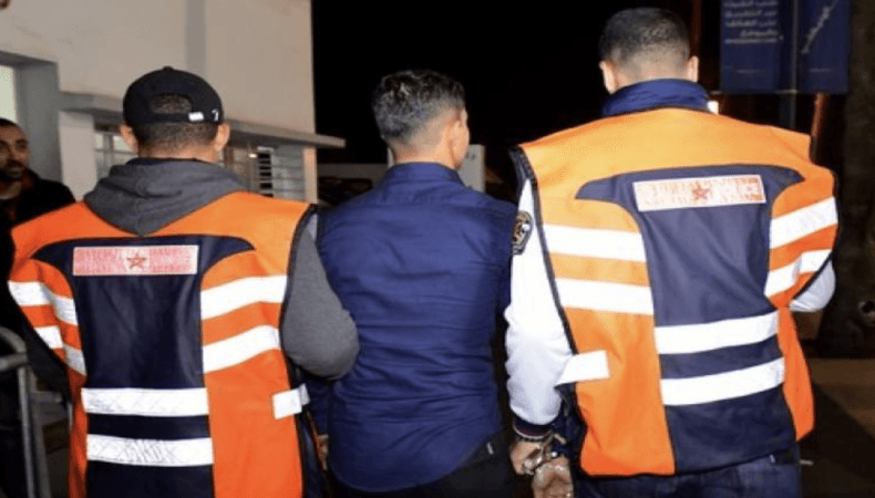 أمن طنجة يطيح بـــ 'سمسار' في امتحانات الحصول على رخص السياقة بواسطة الغش الإلكتروني