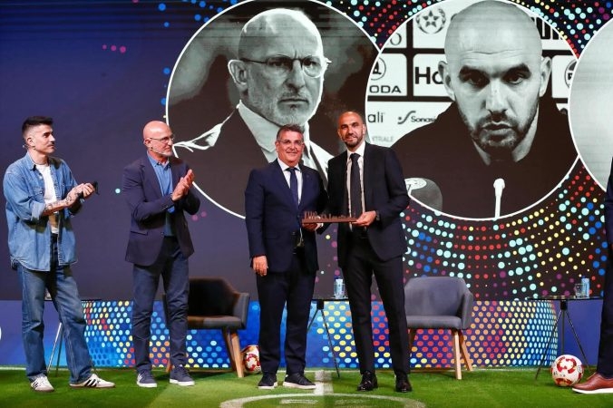 تكريم الناخب الوطني وليد الركراكي في مؤتمر المدربين الدولي بمدريد