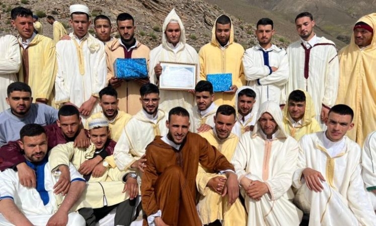 طلبة يعودون إلى مسقط رأسهم في العيد..يكرّمون شيخهم الذي علمهم القرآن الكريم