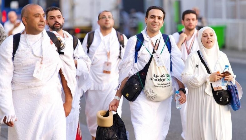 أكثر من مليون ونصف مسلم يبدأون مناسك الحج عشية الوقوف بعرفة (صور)