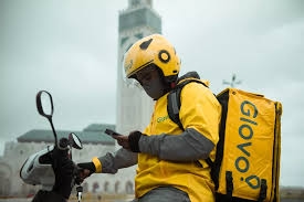 Glovo المغرب تُنهي نزاعها مع مجلس المنافسة وتتعهد بدعم عمال التوصيل