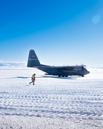 US teen pilot detained in Antarctica