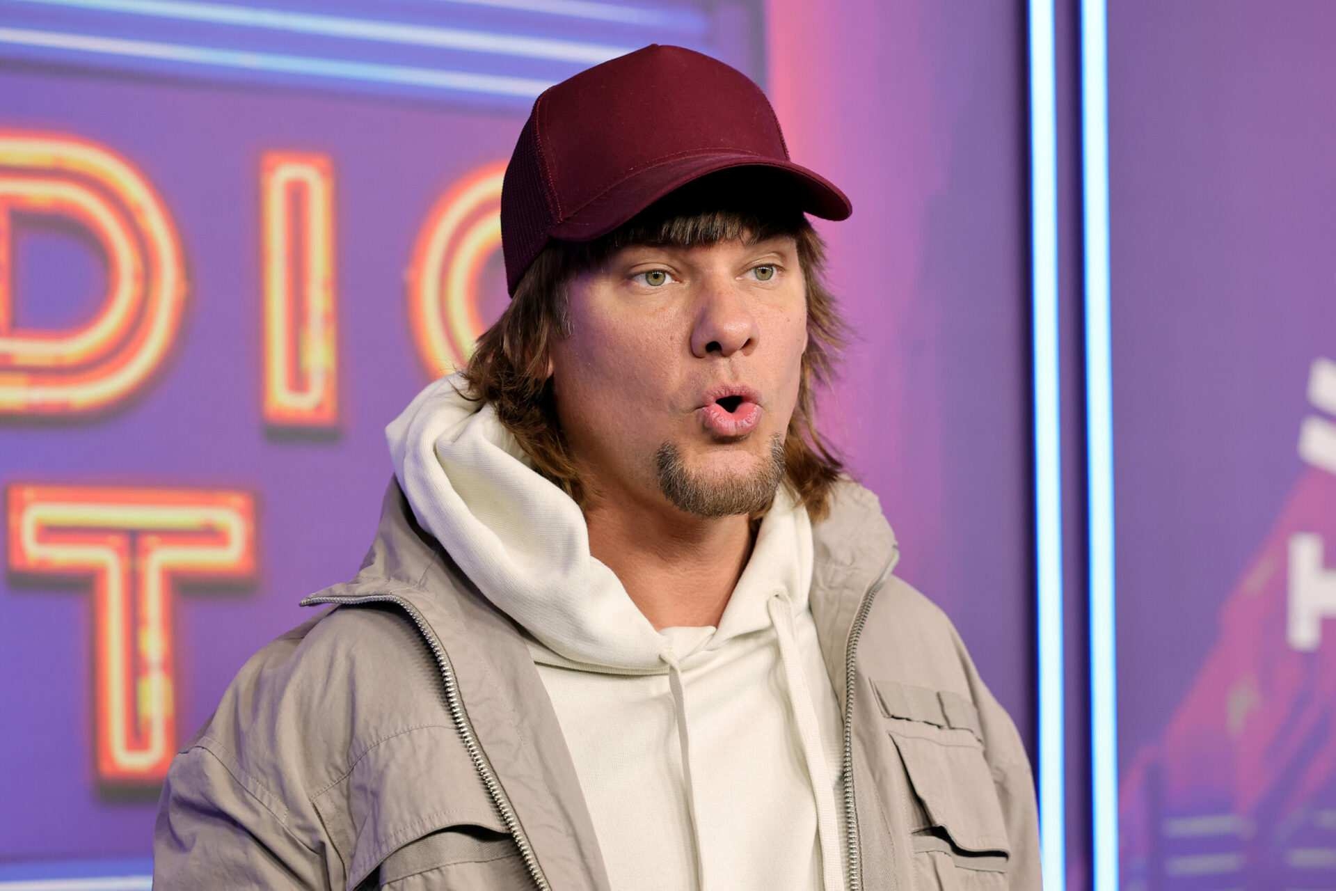 Comedian Theo Von grabs man's throat in bar altercation