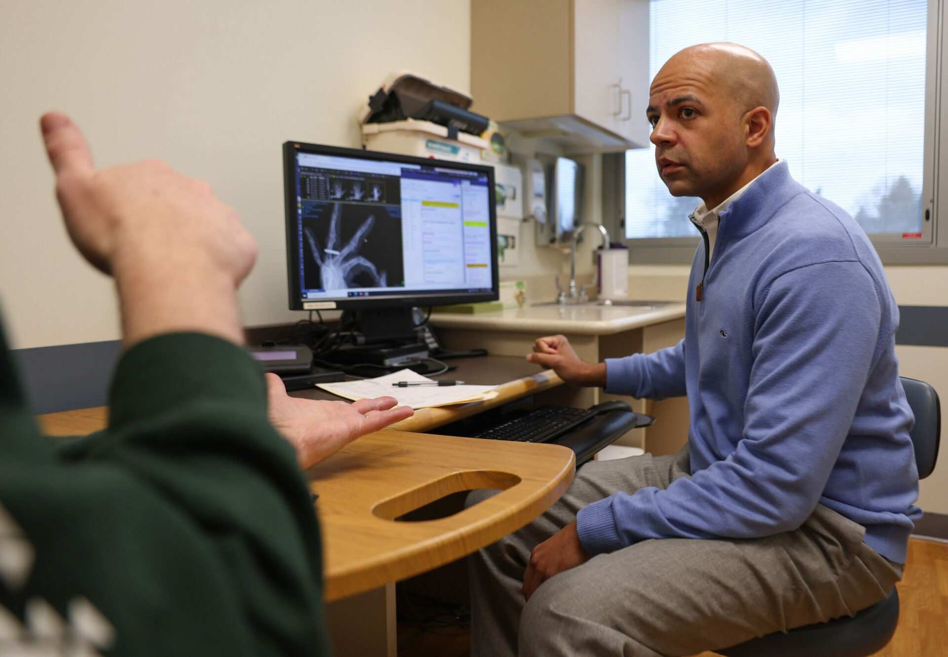 Some doctors increasingly using artificial intelligence to take notes during appointments