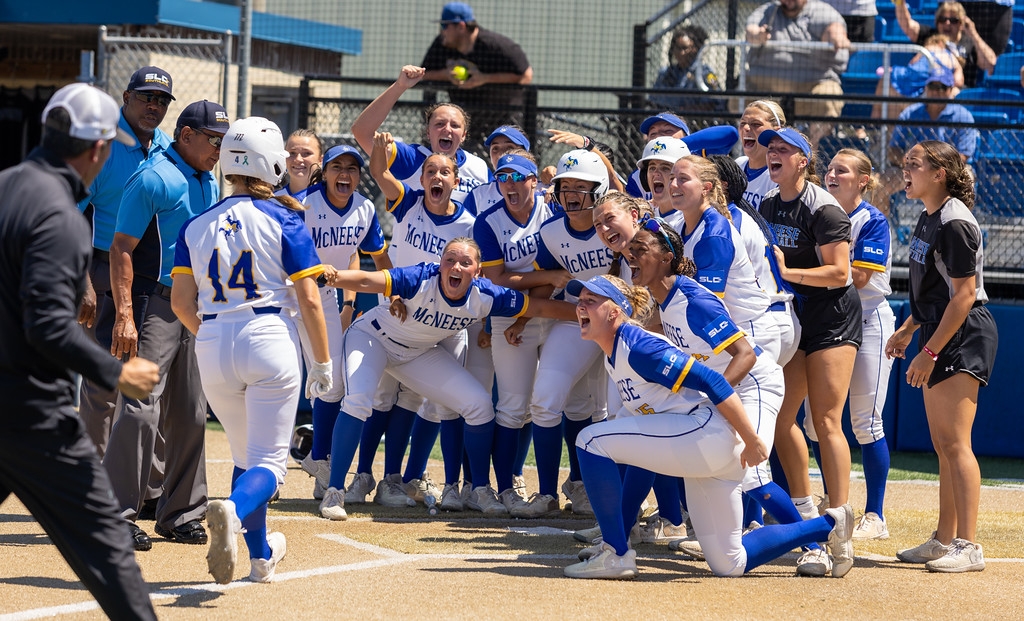 Hall's blast sends Cowgirls to title series