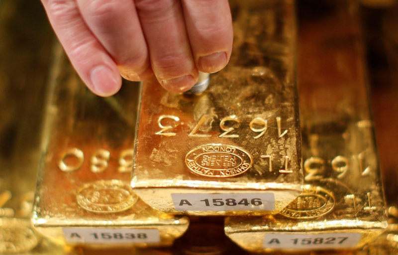 تراجع أسعار الذهب مع دراسة الصين إعفاء بعض الواردات الأمريكية من الرسوم الجمركية