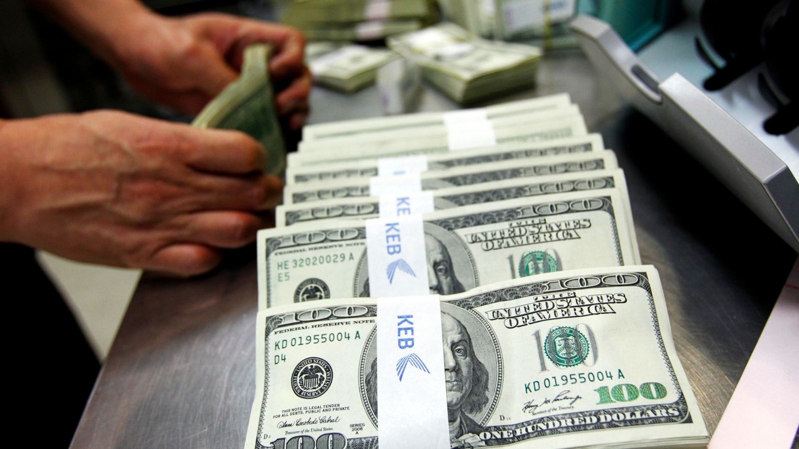 سعر الدولار يتراجع بالبنوك لليوم الثاني على التوالي