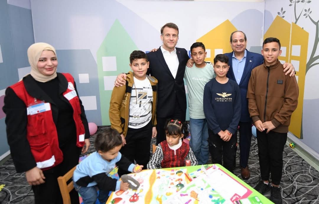 الرئيسان السيسي وماكرون يتفقدان مستشفى العريش ويلتقيان عدد من الجرحى الفلسطينيين