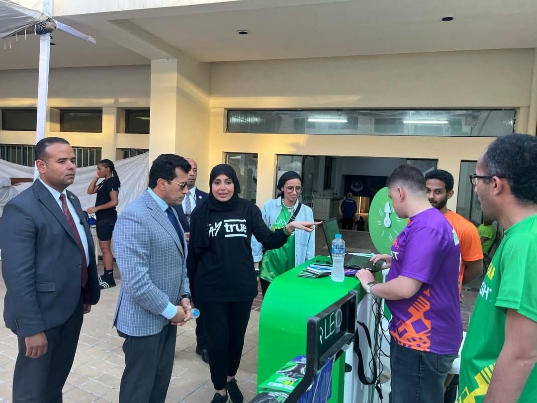 وزير الرياضة يتفقد جناح منظمة مكافحة المنشطات خلال بطولة إفريقيا للسباحة للناشئين