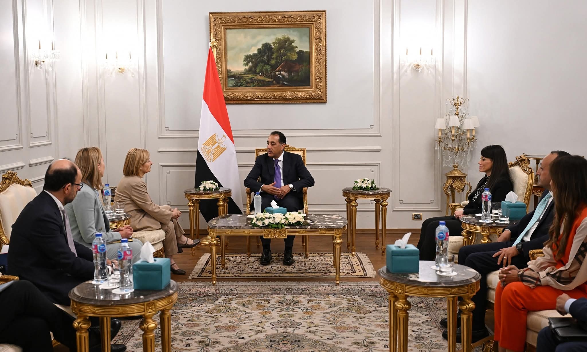 رئيس الوزراء يؤكد التزام الحكومة بدعم وتشجيع القطاع الخاص