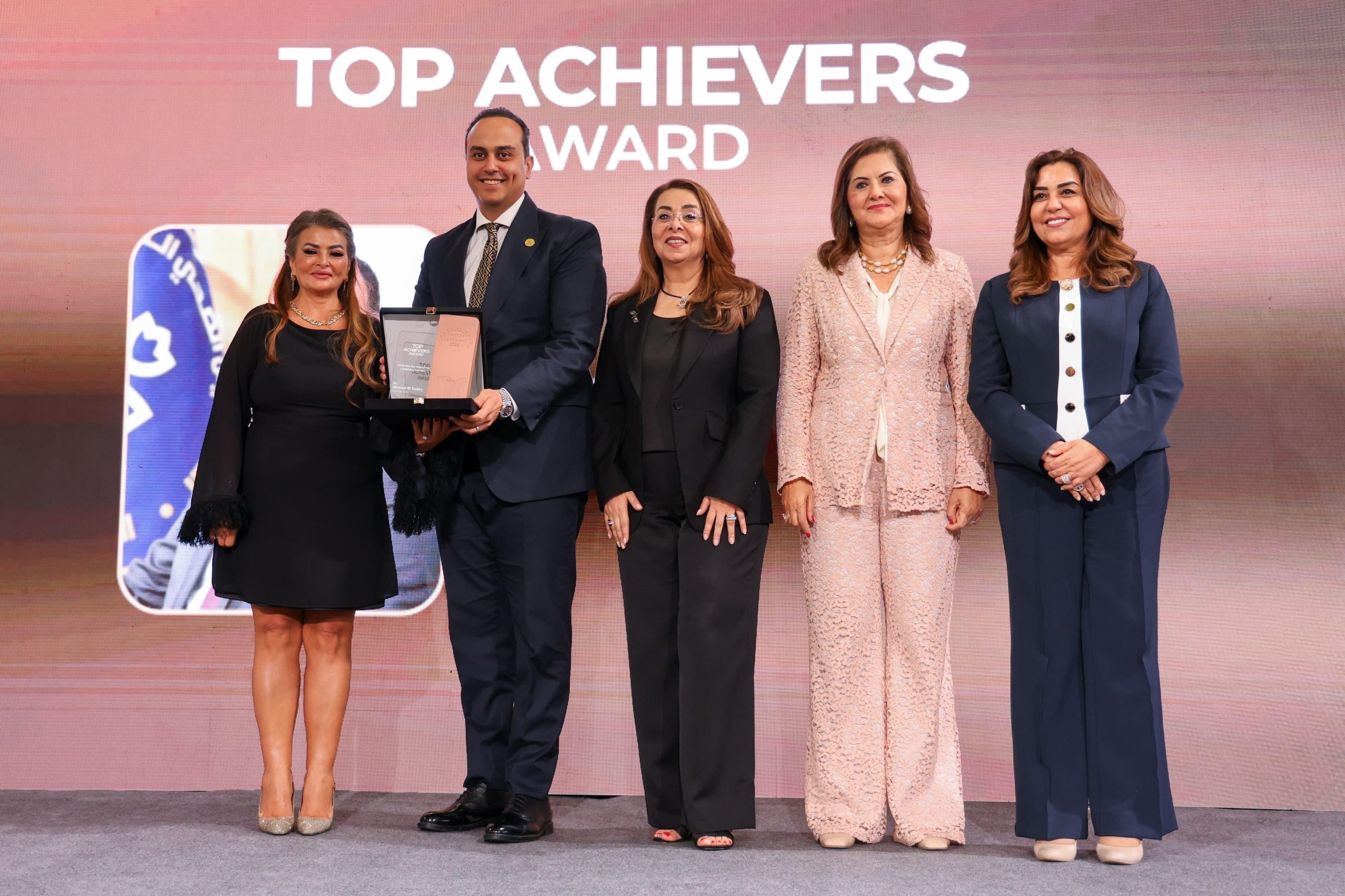 «قمة مصر للأفضل» تكرم رئيس هيئة الرعاية الصحية بجائزة الإنجاز المؤسسي للقيادة الاستثنائية