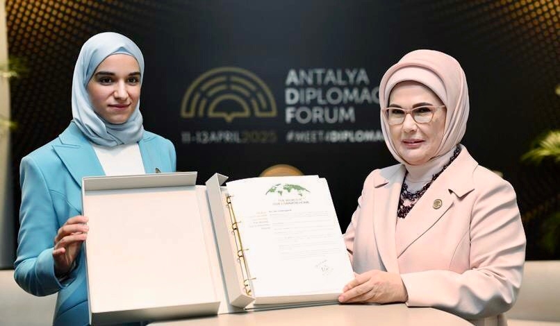 أمينة أردوغان تلتقي بزوجة الرئيس السوري لطيفة الدروبي في مدينة أنطاليا التركية