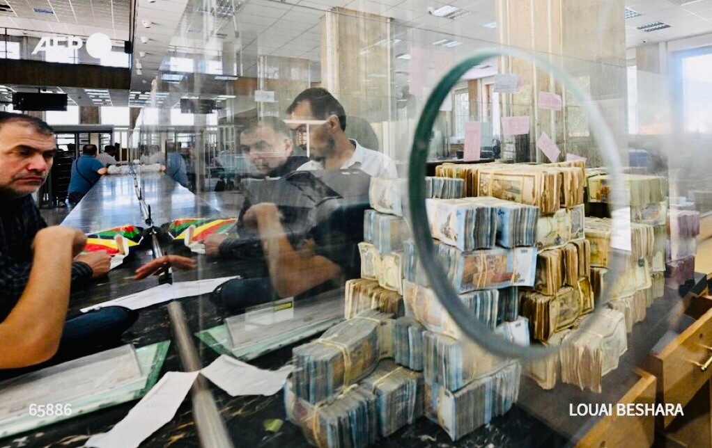 سوريون يأملون ببدء تعافي الاقتصاد المنهك بعد رفع العقوبات الغربية…