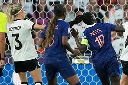 طرد لاعبة منتخب ألمانيا بسبب واقعة غريبة