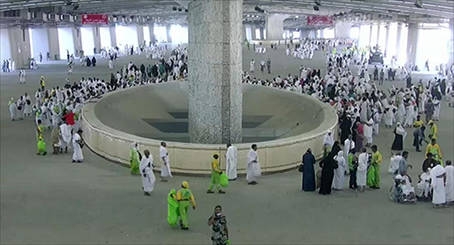 الحجاج يبدأون رمي "جمرة العقبة" الكبرى في مشعر منى