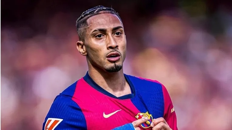 مهاجم برشلونة البرازيلي رافينيا يفوز بجائزة أفضل لاعب في البطولة الاسبانية
