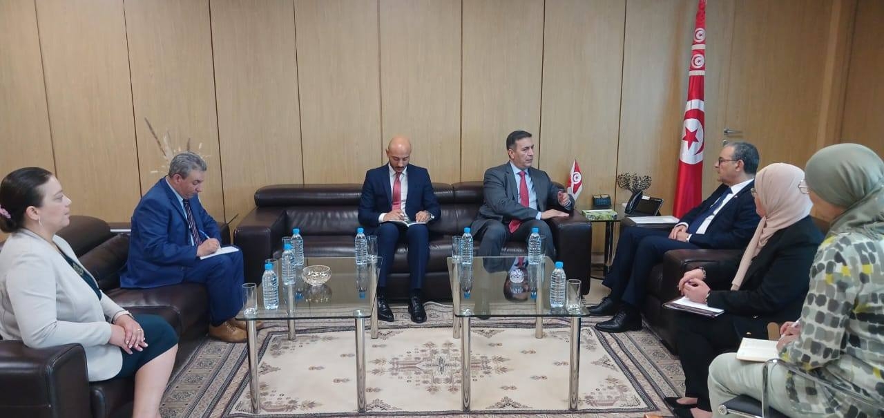 وزير الإقتصاد وسفير الأردن يؤكدان على توفر الفرص لتعزيز العلاقات الإقتصادية بين البلدين.