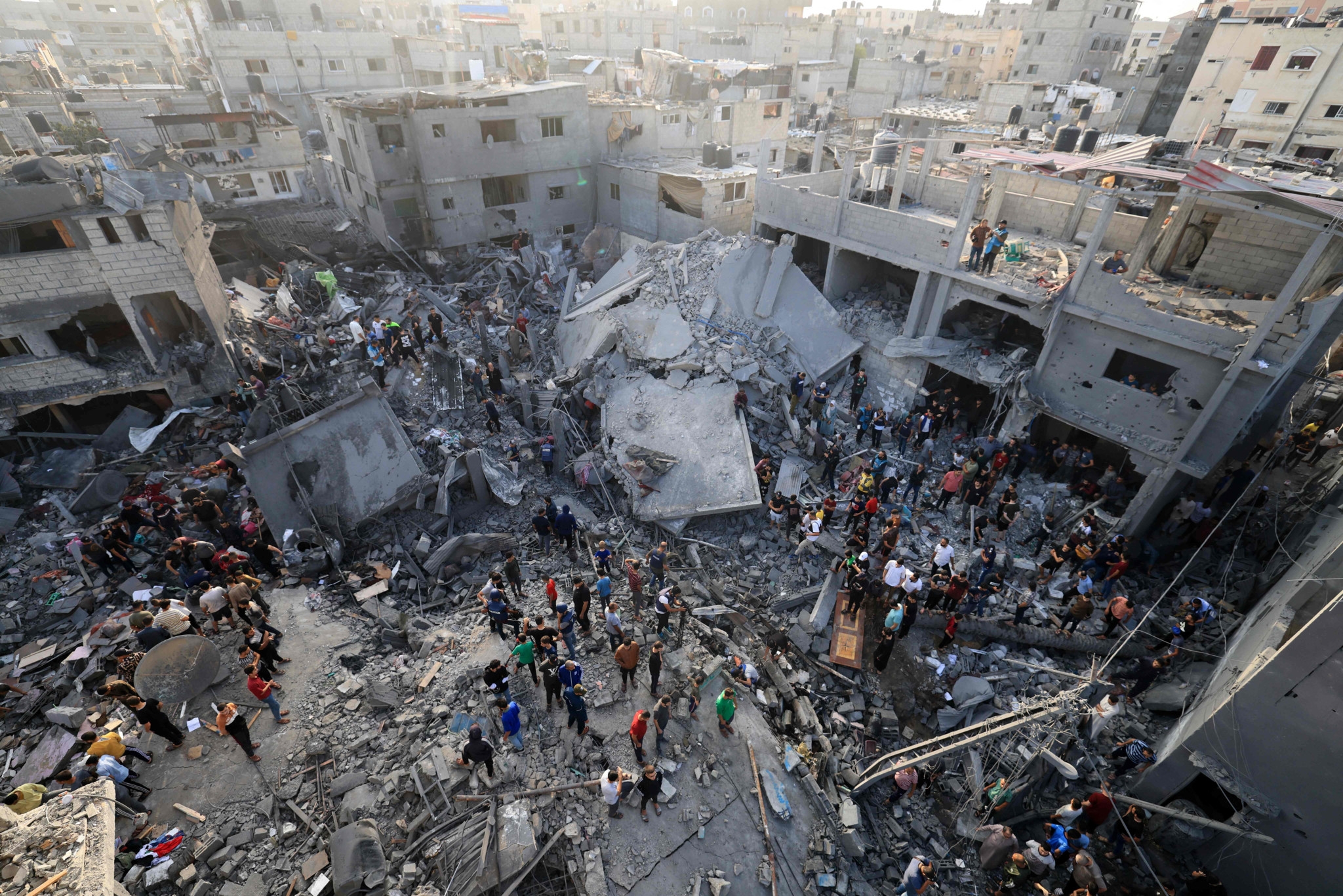 استشهاد 30 فلسطينيا في قصف صهيوني على منتظري المساعدات ومنازل وخيام بقطاع غزة