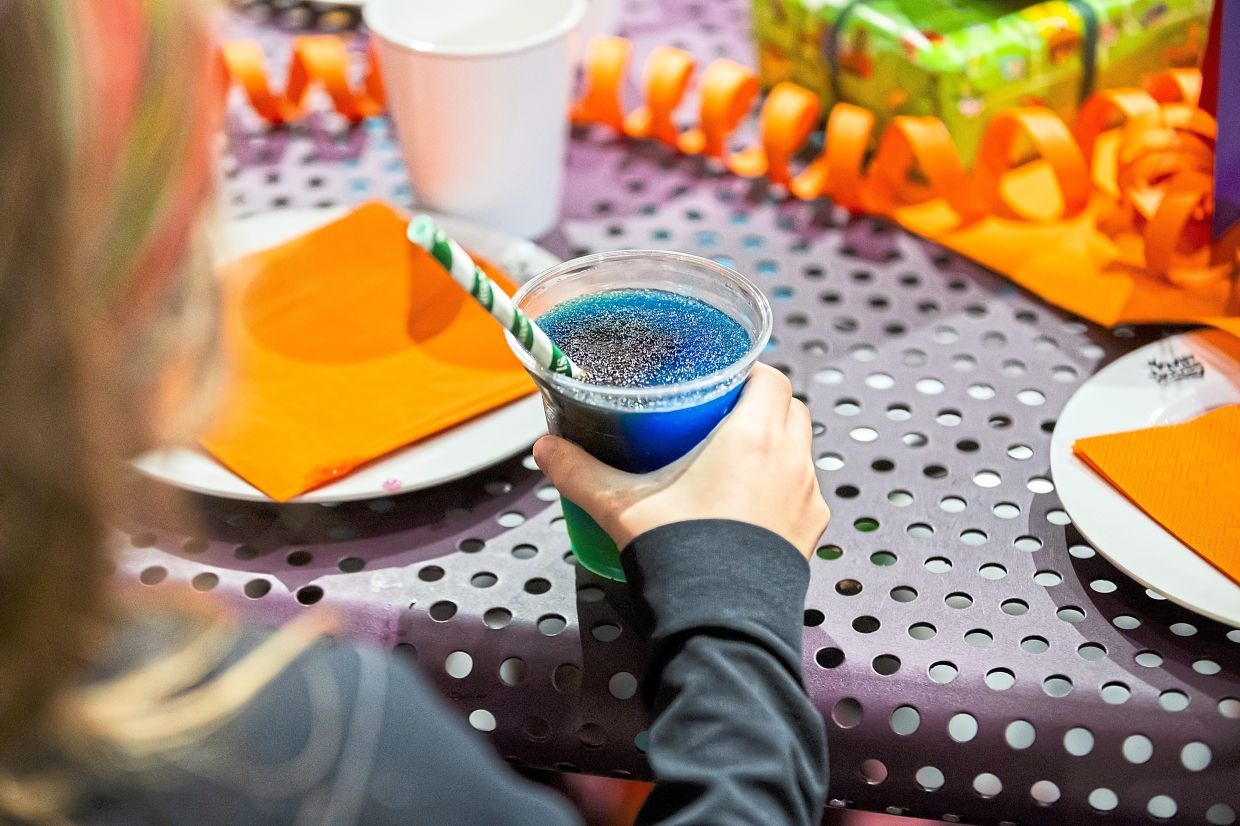 Experts say young children should avoid drinks with this sugar and sweetener
