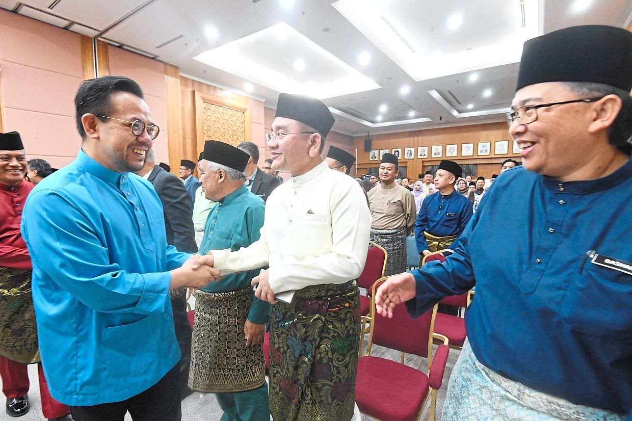 Sign language trainers to be accredited, says Sim
