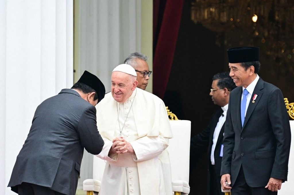 Jokowi to attend Pope Francis' funeral on Prabowo's behalf
