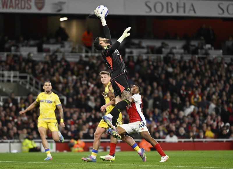 Soccer-Arsenal held by Palace to leave Liverpool on brink of title