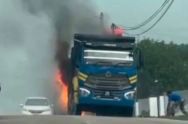 QuickCheck: Did a lorry burst into flames while moving on a Johor road?