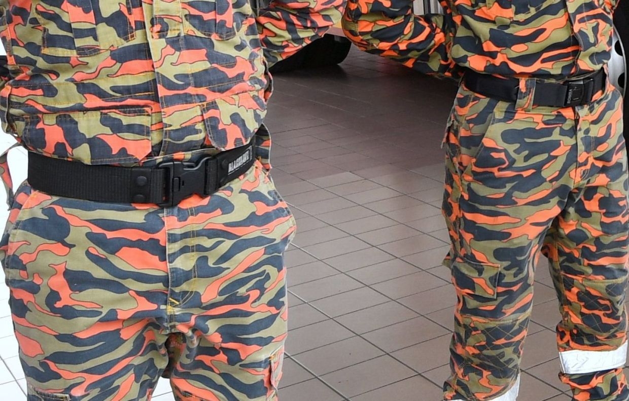 Bomba neutralises acid spill at Kuala Kangsar school