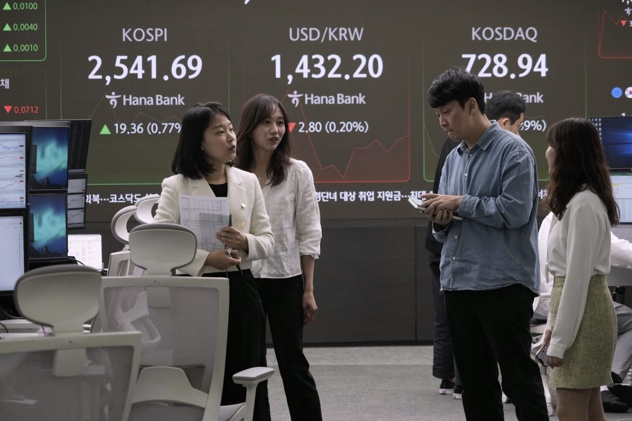 Stocks rise on trade talks, Fed rate-cut hopes