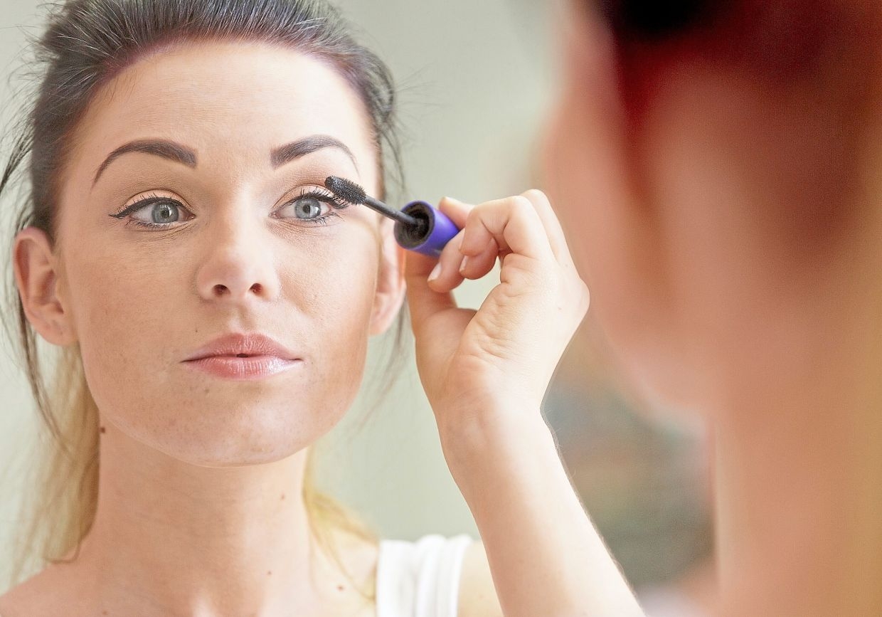 Want longer and fuller lashes? Here's how to apply mascara without clumping