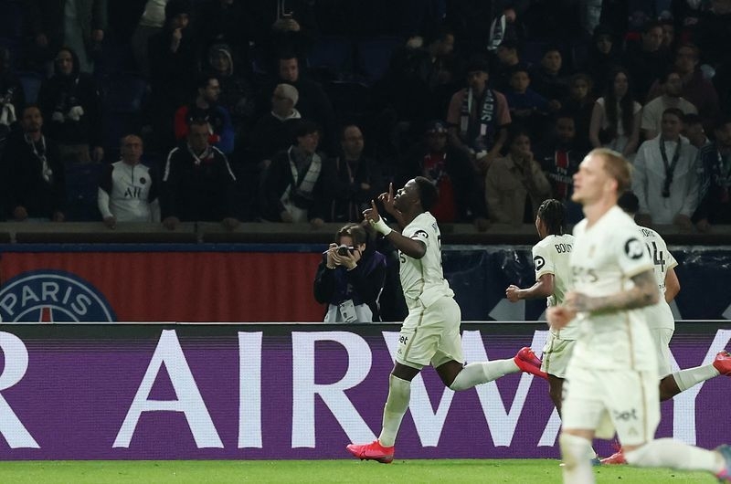 Soccer-Clinical Nice hand champions PSG first Ligue 1 defeat of the season