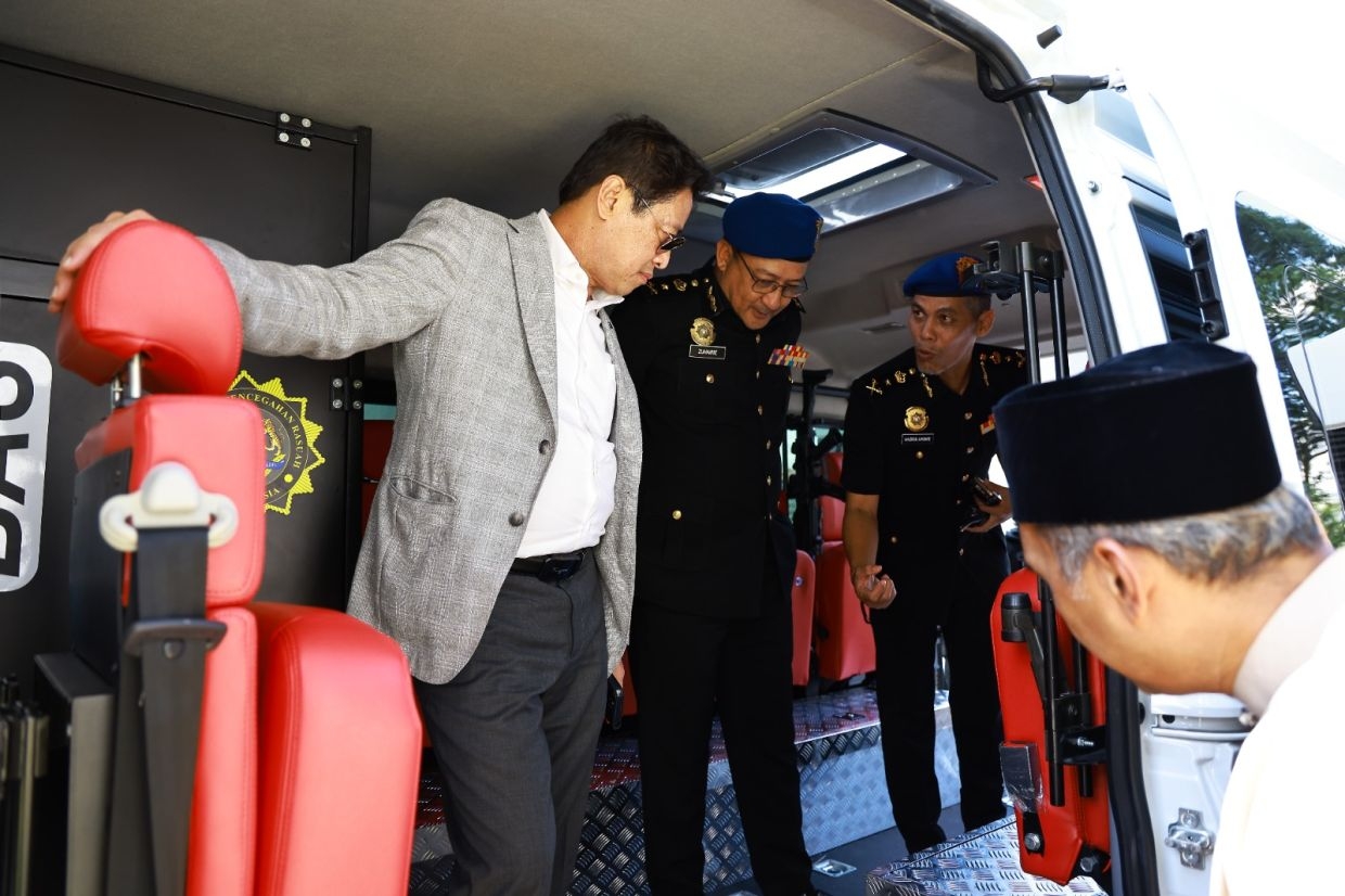 MACC receives special vehicles to combat corruption
