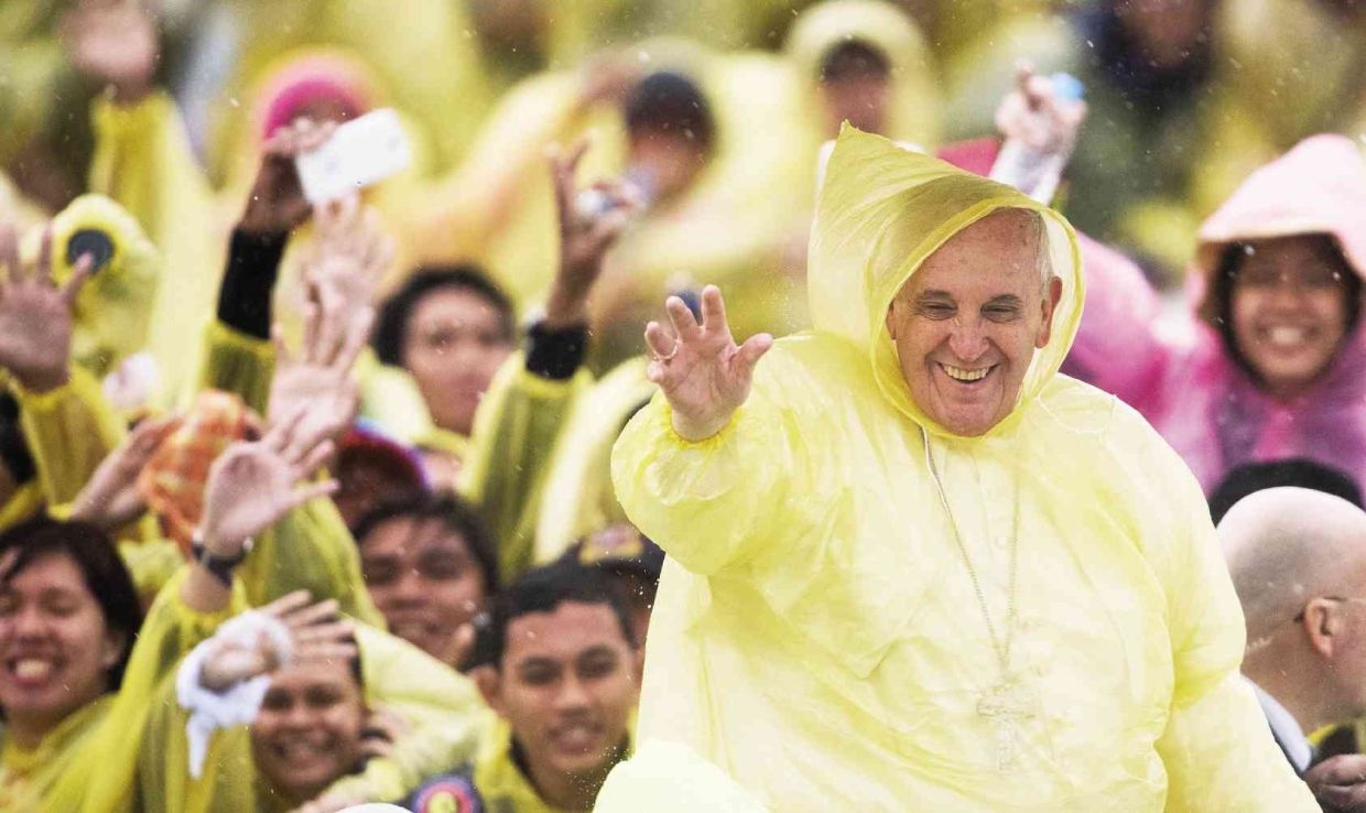 Folk in Tacloban City, Philippines send off Pope Francis with gratitude