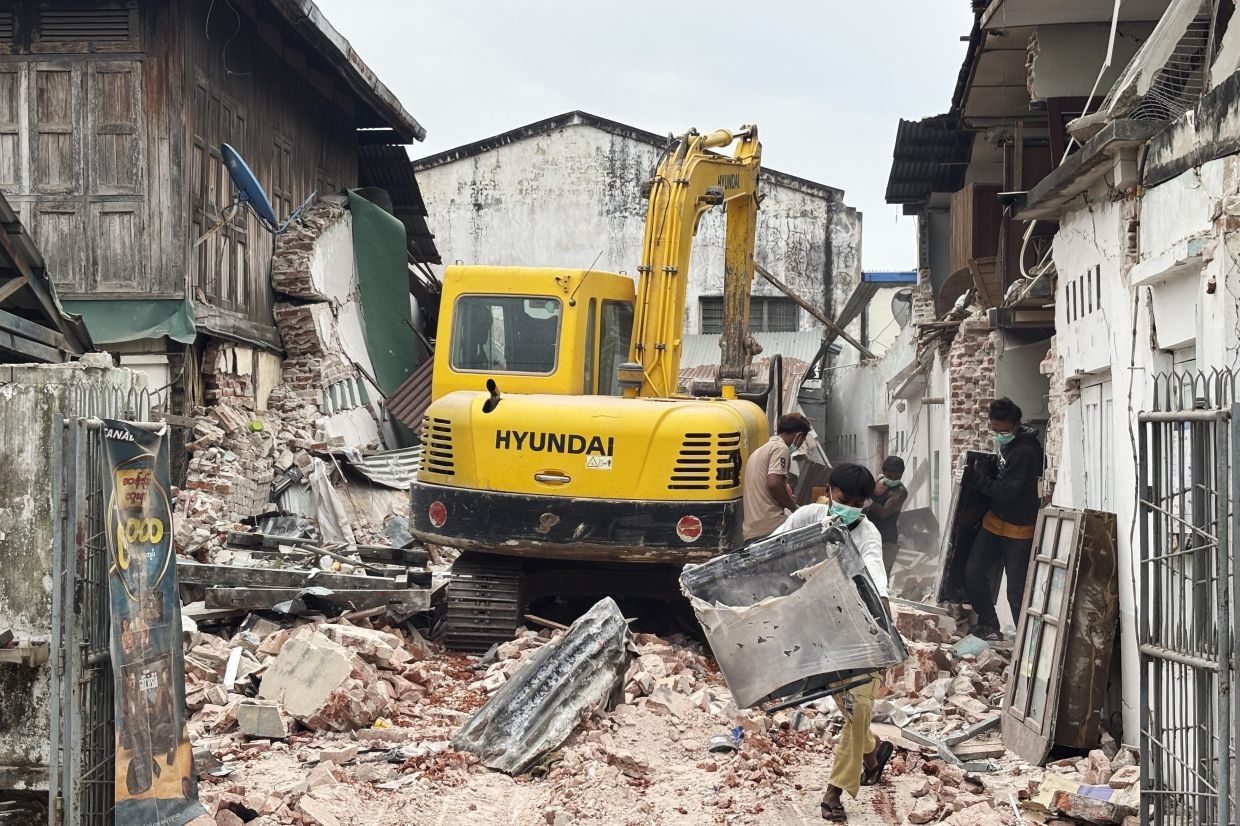 Construction and repair of earthquake-damaged buildings in Myanmar must begin only after proper soil testing: Vice-Senior General Soe Win