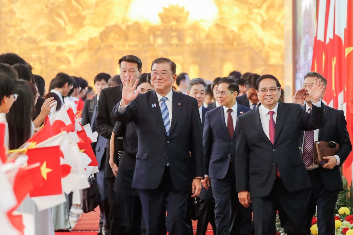 Japan, Vietnam pledge to support free trade as PM Ishiba visits Hanoi