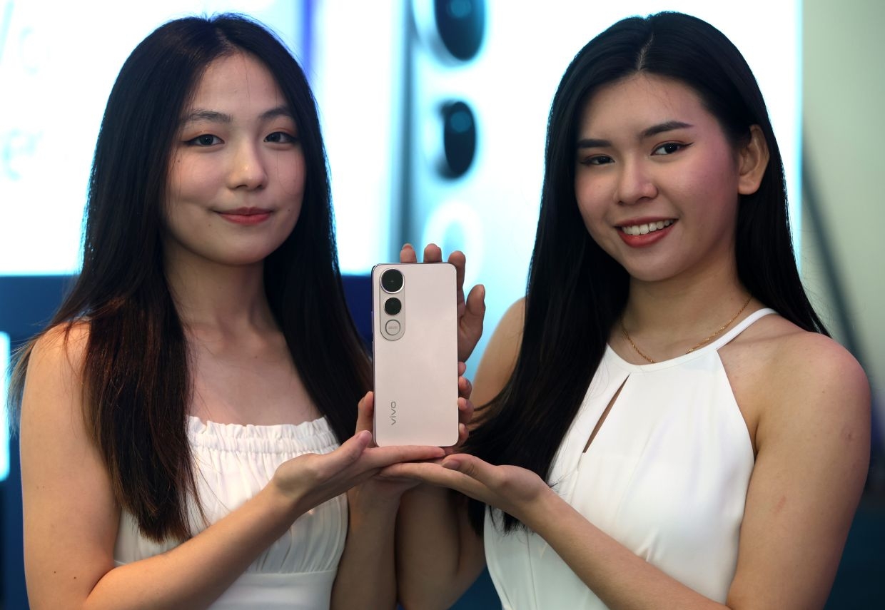 The Vivo V50 Lite 5G has a 6.77in screen, fully charges its 6,500mAh battery in an hour, and starts from RM1,299