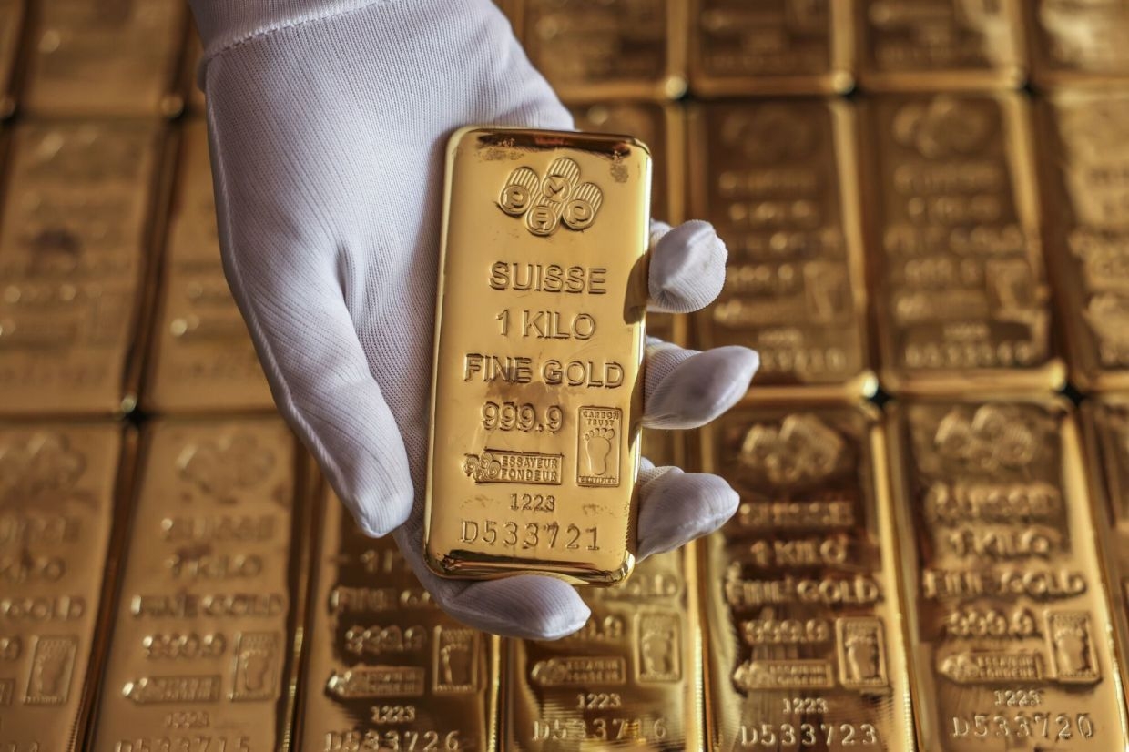 Gold slips to 2-week low as trade tensions ease; US payrolls data on tap