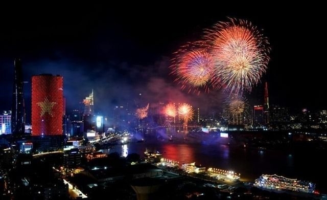 Spectacular fireworks light up HCM City to mark 50 years of National Reunification