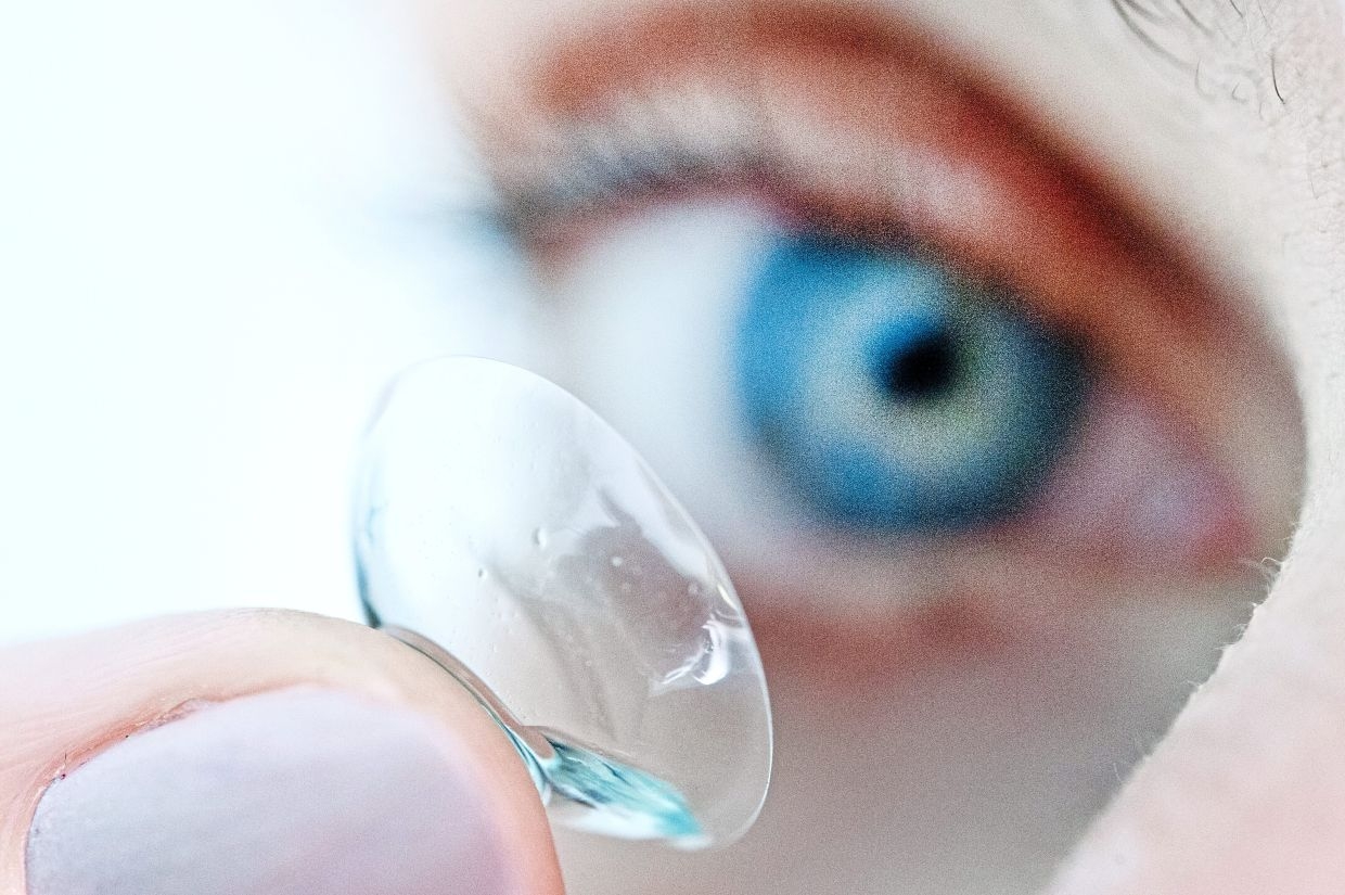 Wearing contact lenses when you have allergies