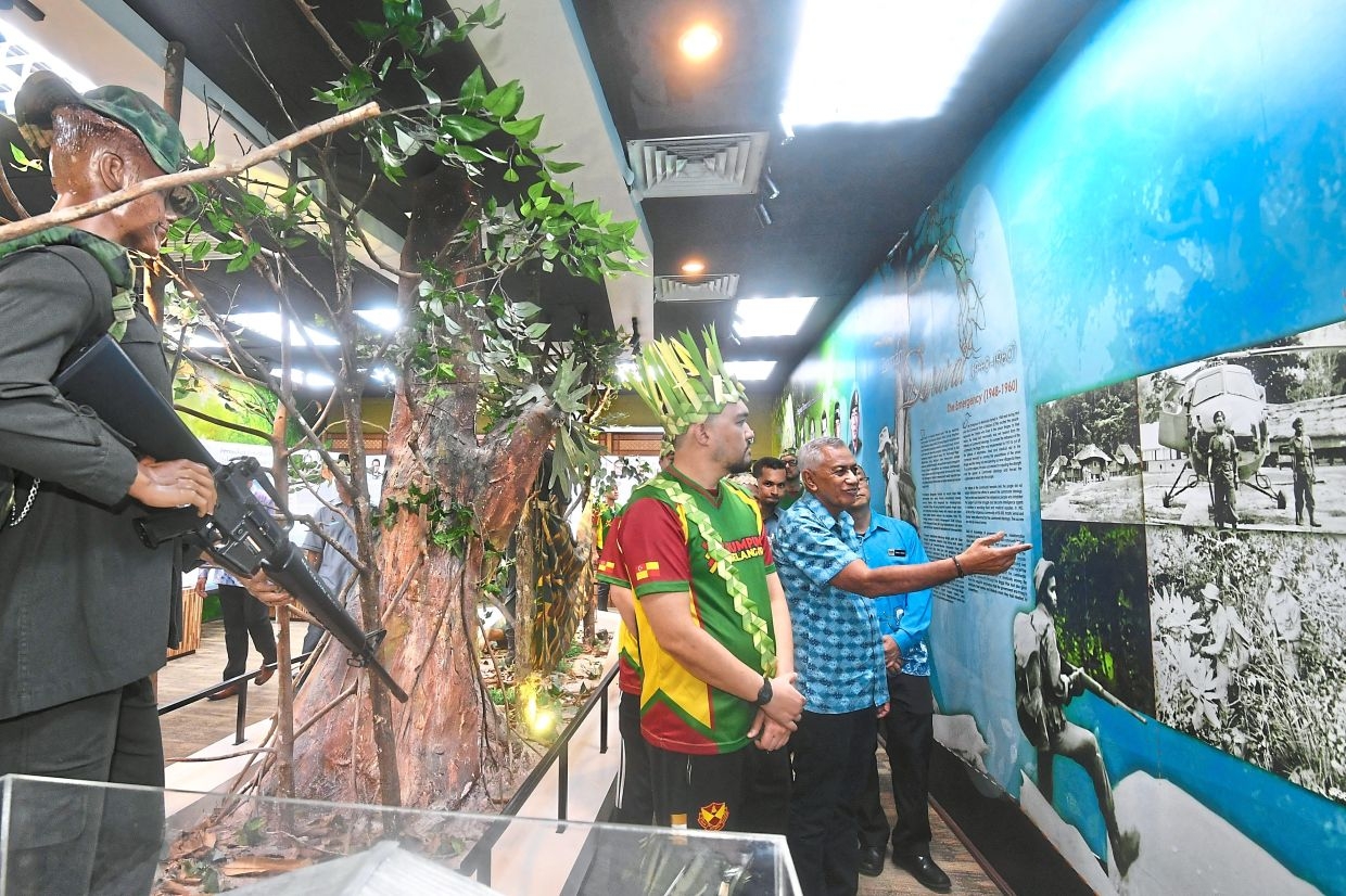 Raja Muda visits S'gor unity initiative in Gombak