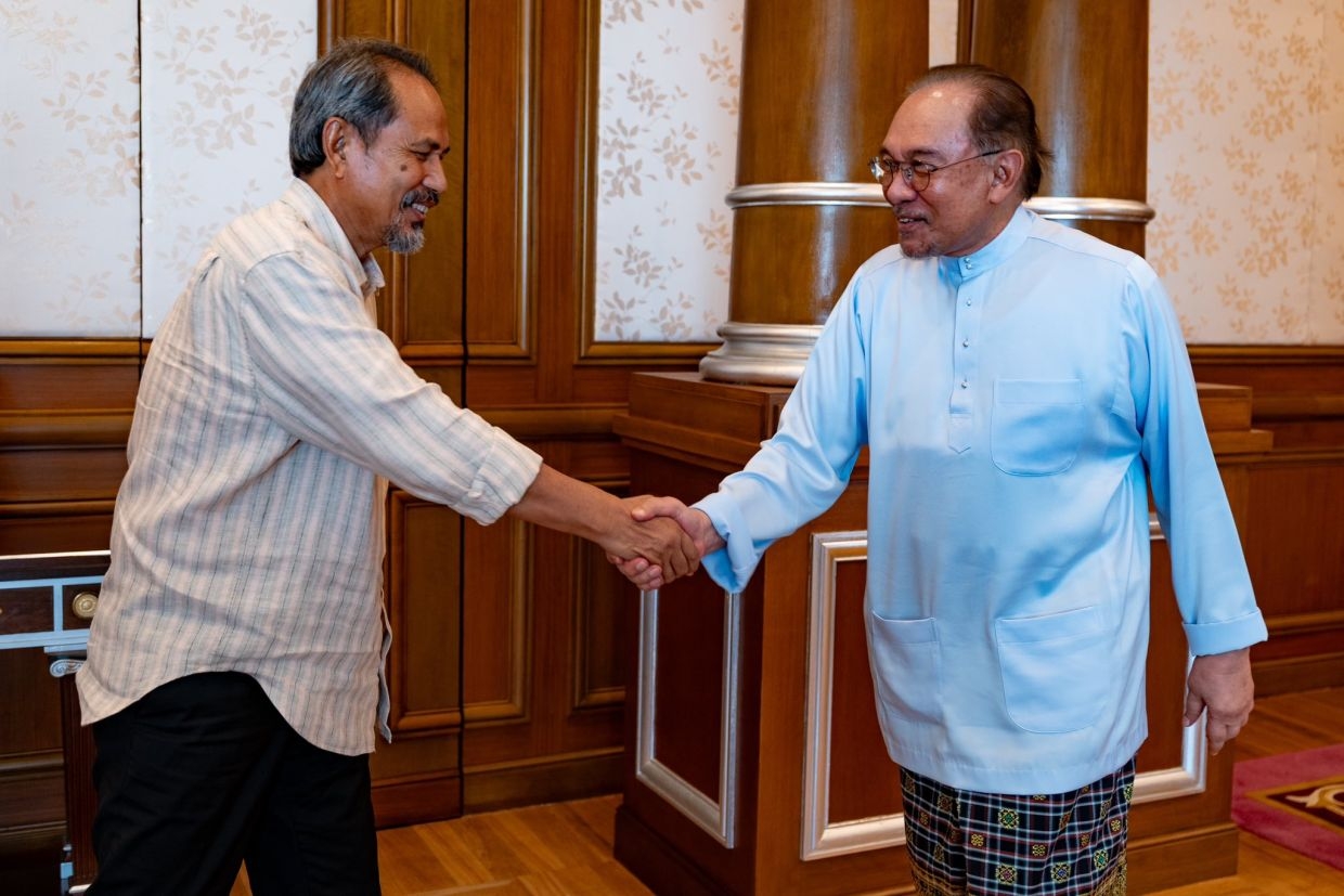 Govt will continue to intensify efforts to support local artistes, says Anwar