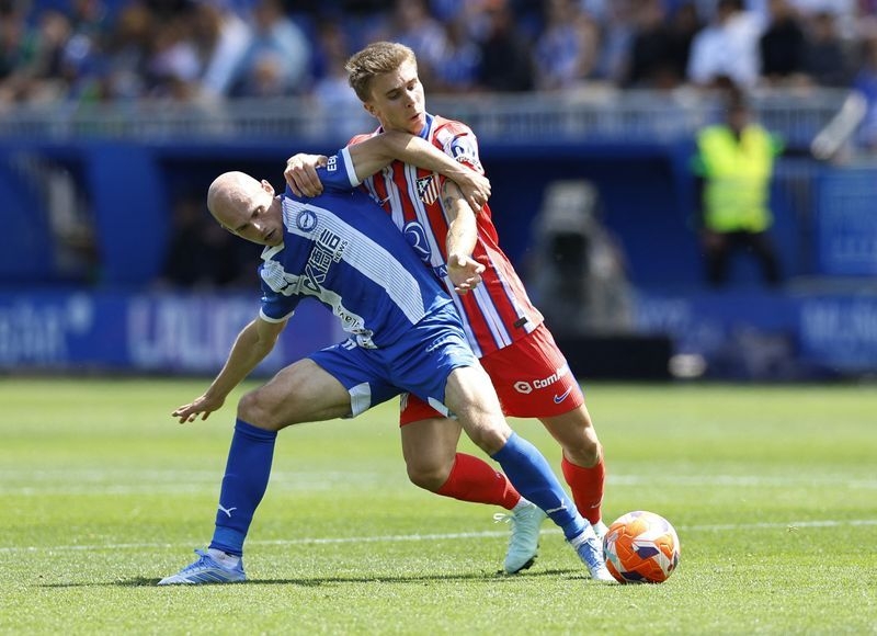 Soccer-Atletico's title hopes take another hit in 0-0 draw at Alaves