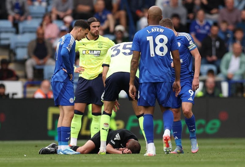 Soccer-Referee Webb substituted due to head injury on Premier League debut