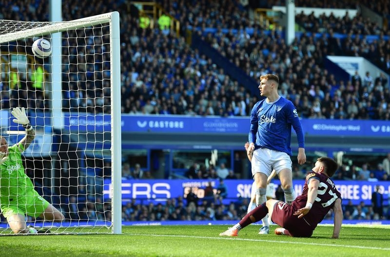 Soccer-Ipswich rally from two goals down to draw 2-2 at Everton