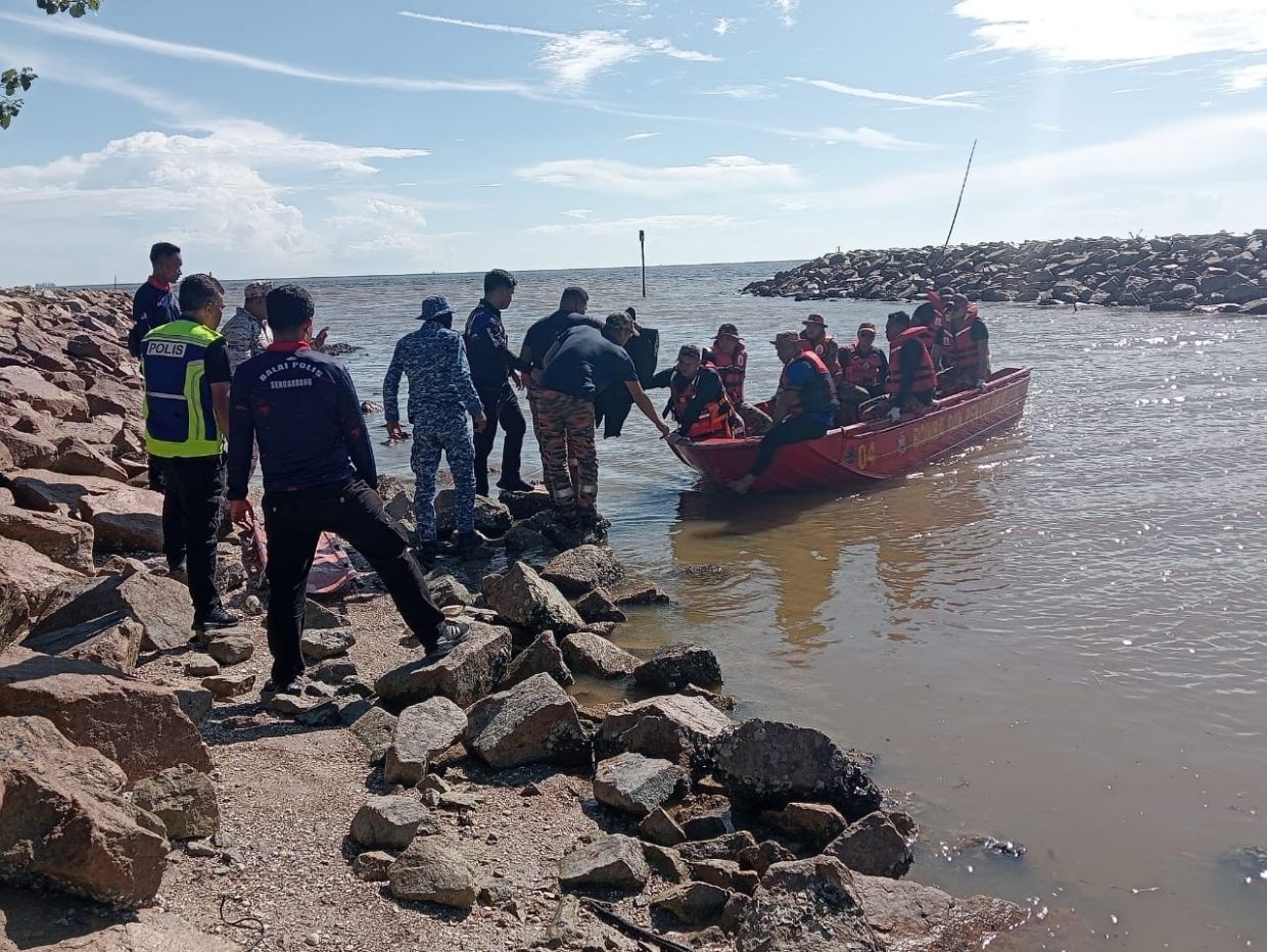 Man drowns after kelong collapses in Batu Pahat