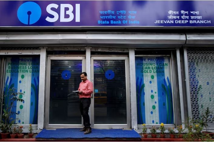 India's largest bank to raise US$3bil in share sale