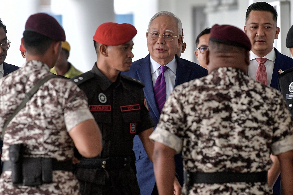 Expert unsure if signatures were Najib's