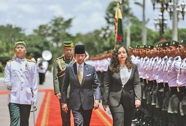 Brunei Sultan welcomes Kosovo President on state visit